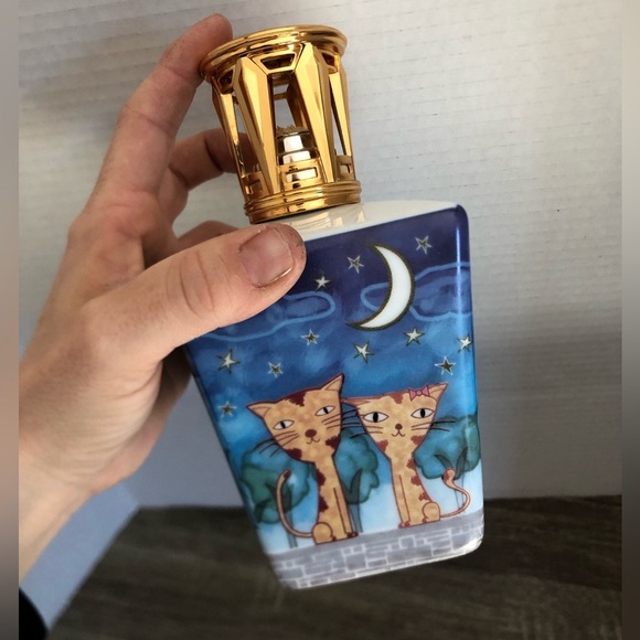 Eden Oil Diffuser with Cat Design - Picture 9 of 9
